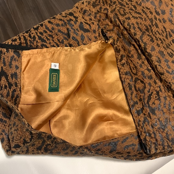 Genuine leather Danier skirt with copper silk inside - Picture 2 of 5